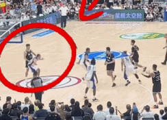 有为赵睿出, 一肘打在了